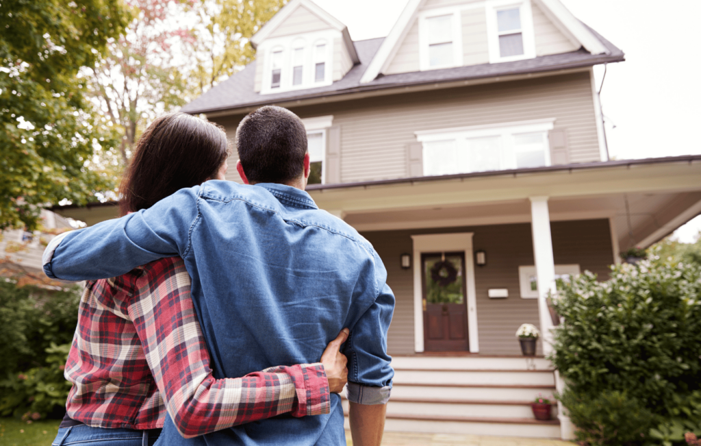 Pareja eligiendo un activo inmobiliario (casa)